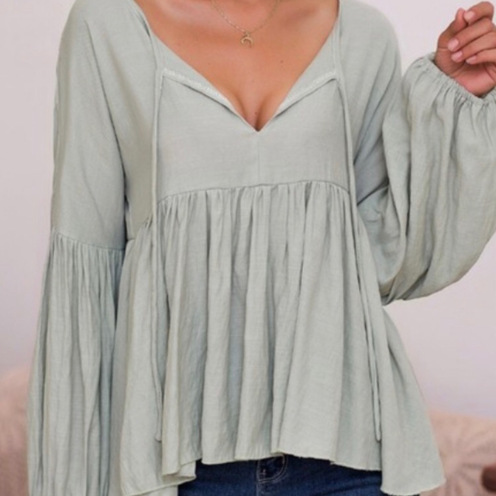 Woven sage colored balloon sleeve relax shirt.